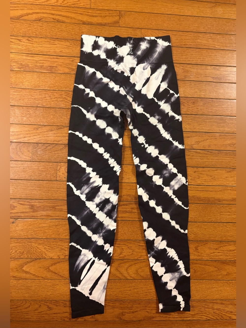 PINK Victoria's Secret Peach Bottom Black & White Tie-Dye Leggings